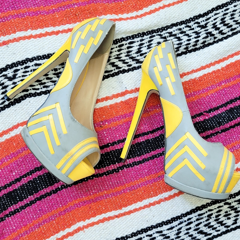 Beau + Ashe Yellow Gray Peep Toe Sandals